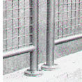 Palo recinzione fissato con piastre e viti per cemento